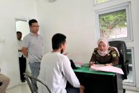 tersangka pencurian berinisial MPA alias Akbar (26), asal Kuta, Kecamatan Pujut, Lombok Tengah, beserta barang bukti ke Kejaksaan Negeri Mataram pada Senin (20/01/2025). Foto (Humas Polresta Mataram).