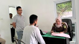 tersangka pencurian berinisial MPA alias Akbar (26), asal Kuta, Kecamatan Pujut, Lombok Tengah, beserta barang bukti ke Kejaksaan Negeri Mataram pada Senin (20/01/2025). Foto (Humas Polresta Mataram).