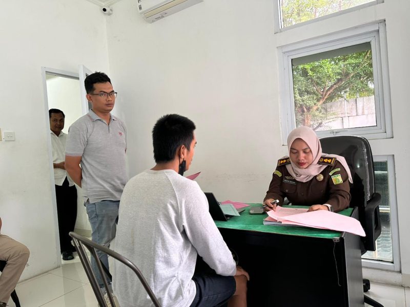 tersangka pencurian berinisial MPA alias Akbar (26), asal Kuta, Kecamatan Pujut, Lombok Tengah, beserta barang bukti ke Kejaksaan Negeri Mataram pada Senin (20/01/2025). Foto (Humas Polresta Mataram).