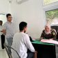 tersangka pencurian berinisial MPA alias Akbar (26), asal Kuta, Kecamatan Pujut, Lombok Tengah, beserta barang bukti ke Kejaksaan Negeri Mataram pada Senin (20/01/2025). Foto (Humas Polresta Mataram).
