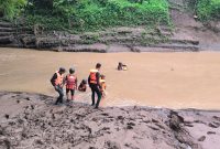 Tim SAR gabungan saat mencari M. Tebiyan (12) warga Kelurahan Simpasai Lingkungan Dore Kabupaten Dompu yang dilaporkan hilang terseret arus Sungai Soa, Dompu pada Kamis (30/01/20250) sore. Foto (SAR)