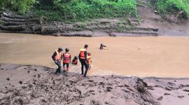 Tim SAR gabungan saat mencari M. Tebiyan (12) warga Kelurahan Simpasai Lingkungan Dore Kabupaten Dompu yang dilaporkan hilang terseret arus Sungai Soa, Dompu pada Kamis (30/01/20250) sore. Foto (SAR)
