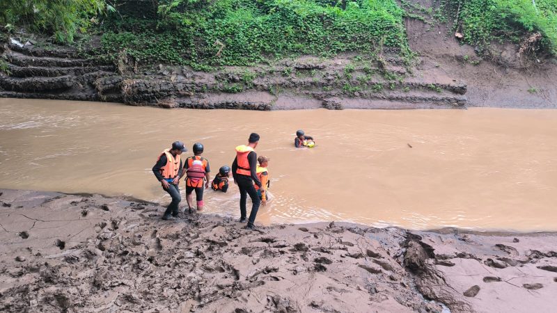 Tim SAR gabungan saat mencari M. Tebiyan (12) warga Kelurahan Simpasai Lingkungan Dore Kabupaten Dompu yang dilaporkan hilang terseret arus Sungai Soa, Dompu pada Kamis (30/01/20250) sore. Foto (SAR)