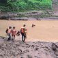 Tim SAR gabungan saat mencari M. Tebiyan (12) warga Kelurahan Simpasai Lingkungan Dore Kabupaten Dompu yang dilaporkan hilang terseret arus Sungai Soa, Dompu pada Kamis (30/01/20250) sore. Foto (SAR)