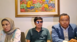 Agus Salim dan lawyer saat jumpa pers membahas kasus uang donasinya (instagram.com/pratiwinoviyanthi_real2)