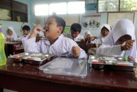 Presiden Prabowo memenuhi janjinya untuk menjalankan program makan bergizi gratis kepada penerima program mulai hari ini,Senin  6 September 2025. Foto (Doc.Ist)