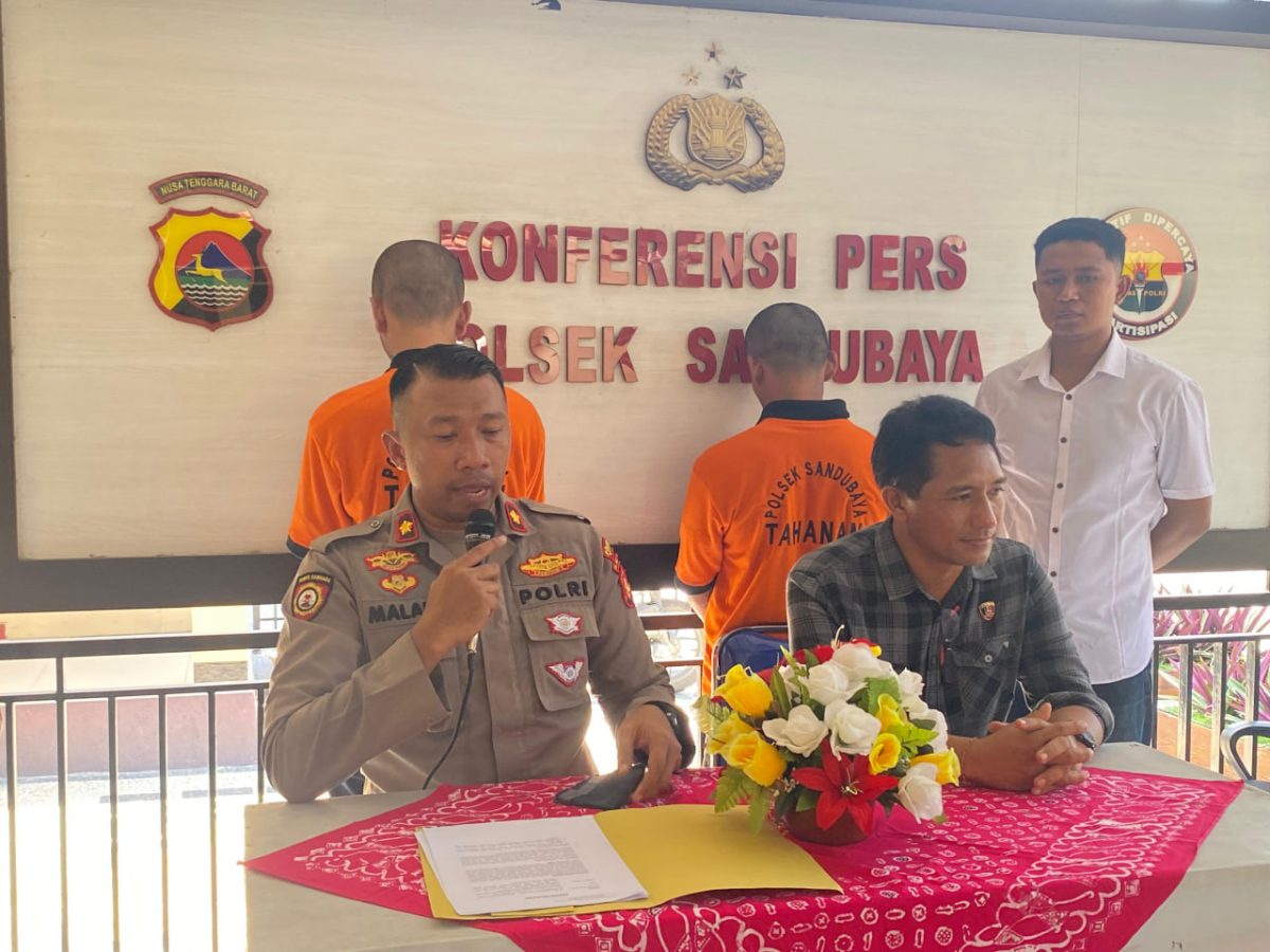 Konferensi Pers Polsek Sandubaya atas kasus pencurian pintu Gerbang Pemakaman terduga pelaku SA (34) asal Monjok Culik, Kecamatan Selaparang, dan IR (31) dari Kecamatan Praya Barat Daya, Lombok Tengah. (Polresta Mataram)