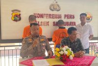 Konferensi Pers Polsek Sandubaya atas kasus pencurian pintu Gerbang Pemakaman terduga pelaku SA (34) asal Monjok Culik, Kecamatan Selaparang, dan IR (31) dari Kecamatan Praya Barat Daya, Lombok Tengah. (Polresta Mataram)