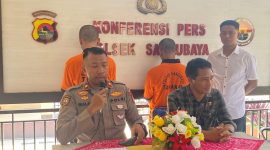Konferensi Pers Polsek Sandubaya atas kasus pencurian pintu Gerbang Pemakaman terduga pelaku SA (34) asal Monjok Culik, Kecamatan Selaparang, dan IR (31) dari Kecamatan Praya Barat Daya, Lombok Tengah. (Polresta Mataram)