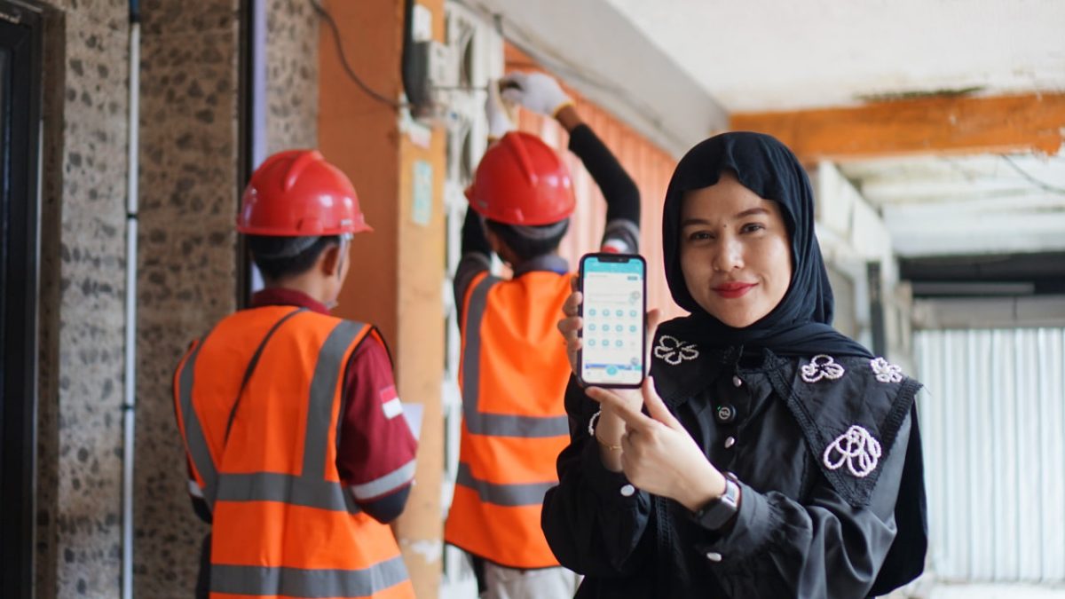 Ilustrasi Pelanggan PLN dengan Aplikasi PLN Mobile dalam genggaman. Foto (Humas PLN NTB).