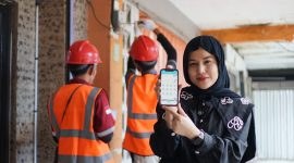 Ilustrasi Pelanggan PLN dengan Aplikasi PLN Mobile dalam genggaman. Foto (Humas PLN NTB).
