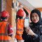 Ilustrasi Pelanggan PLN dengan Aplikasi PLN Mobile dalam genggaman. Foto (Humas PLN NTB).
