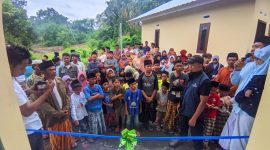 Serah terima bantuan dengan penerima manfaat yang dilakukan oleh Ketua Yayasan Amanah NTB, Rauzi Arifin. Foto (Mamiq Sahaya).
