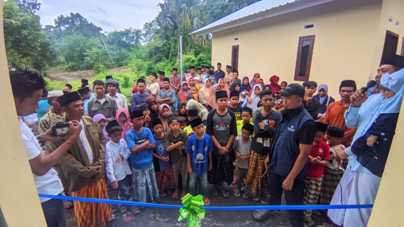 Serah terima bantuan dengan penerima manfaat yang dilakukan oleh Ketua Yayasan Amanah NTB, Rauzi Arifin. Foto (Mamiq Sahaya).