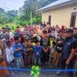 Serah terima bantuan dengan penerima manfaat yang dilakukan oleh Ketua Yayasan Amanah NTB, Rauzi Arifin. Foto (Mamiq Sahaya).