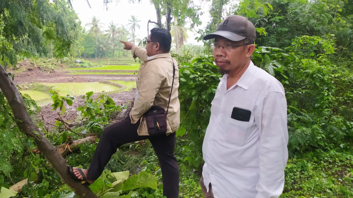 Lurah Denggen Timur, Jamaludin, S.HI, saat melihat langsung pembukaan jalan. Foto (Doc.Istimewa).