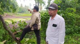 Lurah Denggen Timur, Jamaludin, S.HI, saat melihat langsung pembukaan jalan. Foto (Doc.Istimewa).