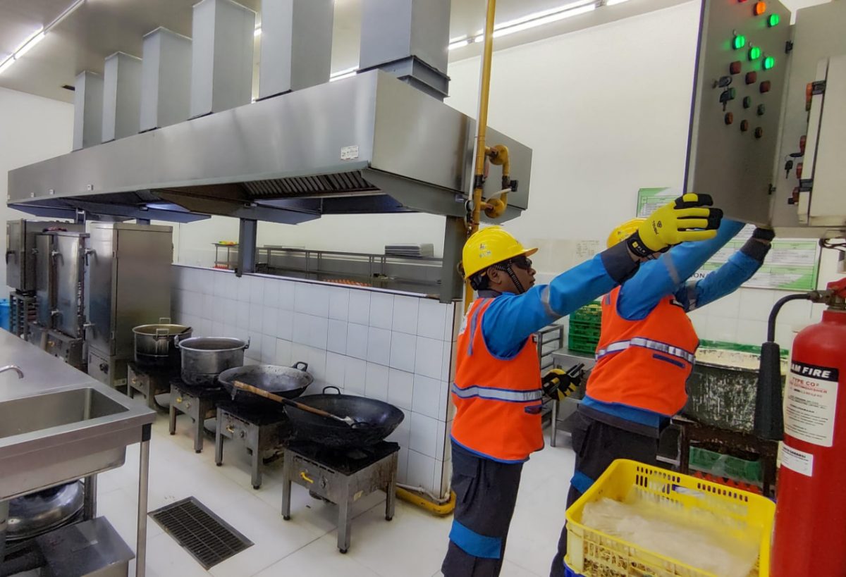 Petugas PLN sedang cek kelistrikan di dapur Makan Bergizi Gratis (MBG). Foto (PLN).