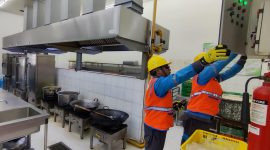 Petugas PLN sedang cek kelistrikan di dapur Makan Bergizi Gratis (MBG). Foto (PLN).