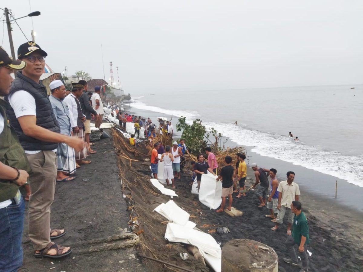Walikota Mataram, Mohan Roliskana saat meninjau langsung lokasi Abrasi Pantai. Foto (Dedi Suhadi).