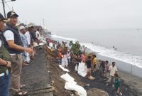 Walikota Mataram, Mohan Roliskana saat meninjau langsung lokasi Abrasi Pantai. Foto (Dedi Suhadi).