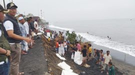 Walikota Mataram, Mohan Roliskana saat meninjau langsung lokasi Abrasi Pantai. Foto (Dedi Suhadi).