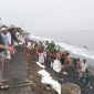 Walikota Mataram, Mohan Roliskana saat meninjau langsung lokasi Abrasi Pantai. Foto (Dedi Suhadi).