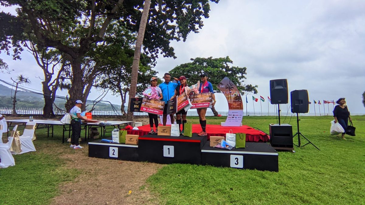 General Manager, Merumatta, Fahrurrazi (Jaket Hijau) menyerahkan Hadiah kepada Juara 1, 2 dan 3 untuk peserta Female ultra 50km
 Foto (SAHAYA).