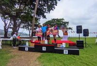 General Manager, Merumatta, Fahrurrazi (Jaket Hijau) menyerahkan Hadiah kepada Juara 1, 2 dan 3 untuk peserta Female ultra 50km
 Foto (SAHAYA).