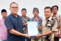 Penyerahan pendaftaran Calon ketua KONI Lombok Barat, H.Fahmi kepada sekretaris panitia musyawarah olahraga kabupaten (Musorkab) Eko Esti Santoso di Gedung Dispora Lombok Barat pada Jumat, (21/02/2025). Foto (Doc.Istimewa).