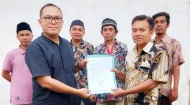 Penyerahan pendaftaran Calon ketua KONI Lombok Barat, H.Fahmi kepada sekretaris panitia musyawarah olahraga kabupaten (Musorkab) Eko Esti Santoso di Gedung Dispora Lombok Barat pada Jumat, (21/02/2025). Foto (Doc.Istimewa).