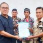 Penyerahan pendaftaran Calon ketua KONI Lombok Barat, H.Fahmi kepada sekretaris panitia musyawarah olahraga kabupaten (Musorkab) Eko Esti Santoso di Gedung Dispora Lombok Barat pada Jumat, (21/02/2025). Foto (Doc.Istimewa).