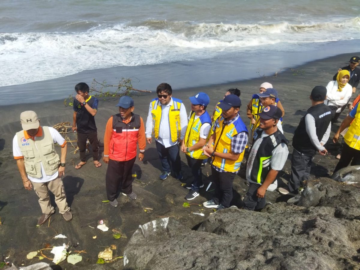Anggota DPR RI dapil NTB Abdul Hadi melakukan peninjauan ke lokasi abrasi pada Minggu , 2 Februari 2025. Foto (Dedi Suhadi)