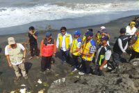 Anggota DPR RI dapil NTB Abdul Hadi melakukan peninjauan ke lokasi abrasi pada Minggu , 2 Februari 2025. Foto (Dedi Suhadi)