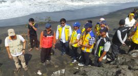 Anggota DPR RI dapil NTB Abdul Hadi melakukan peninjauan ke lokasi abrasi pada Minggu , 2 Februari 2025. Foto (Dedi Suhadi)