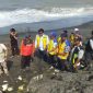 Anggota DPR RI dapil NTB Abdul Hadi melakukan peninjauan ke lokasi abrasi pada Minggu , 2 Februari 2025. Foto (Dedi Suhadi)