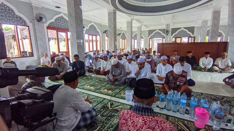 Khotmul Quran  30 juz bil Ghoib untuk Fathir  di Musholla Nurul Yakin, Lingkungan Moncok Karya Kelurahan Pejarakan Karya. Minggu (09/02/2025). Foto (SAHAYA)