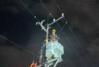 Tim PLN melakukan perbaikan jaringan guna memastikan listrik kembali normal secepat mungkin ke pelanggan. Foto (HUmas PLN NTB)