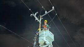 Tim PLN melakukan perbaikan jaringan guna memastikan listrik kembali normal secepat mungkin ke pelanggan. Foto (HUmas PLN NTB)