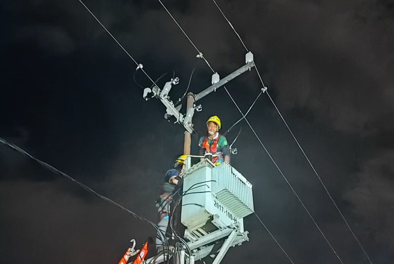 Tim PLN melakukan perbaikan jaringan guna memastikan listrik kembali normal secepat mungkin ke pelanggan. Foto (HUmas PLN NTB)