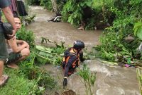 Tim rescue Kantor SAR Mataram bersama dengan unsur terkait melakukan pencarian Khairul Iwan (15), warga Dusun Pringgarata Barat, Desa Pringgarata, Kecamatan Pringgarata, Kabupaten Lombok Tengah. Senin (10/02/2025). Foto (SAR Mataram)