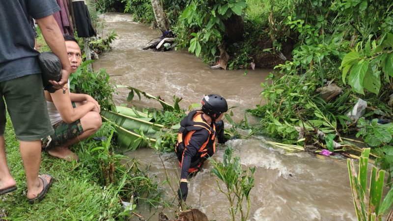 Tim rescue Kantor SAR Mataram bersama dengan unsur terkait melakukan pencarian Khairul Iwan (15), warga Dusun Pringgarata Barat, Desa Pringgarata, Kecamatan Pringgarata, Kabupaten Lombok Tengah. Senin (10/02/2025). Foto (SAR Mataram)