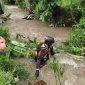 Tim rescue Kantor SAR Mataram bersama dengan unsur terkait melakukan pencarian Khairul Iwan (15), warga Dusun Pringgarata Barat, Desa Pringgarata, Kecamatan Pringgarata, Kabupaten Lombok Tengah. Senin (10/02/2025). Foto (SAR Mataram)