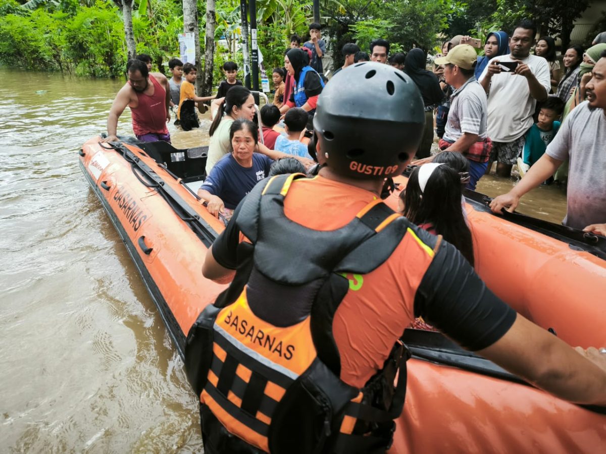 Tim SAR Mataram saat melakukan evakuasi warga desa Karang Bongkot. Senin (10/02/2025). Foto (SAR Mataram).