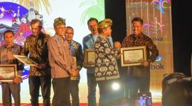 General Manager Merumatta Senggigi Lombok, Fahrurrazi, (kanan) terima penghargaan sebagai Penyelenggara Event Daerah Terbaik dalam rangka Calendar of Events 2025 yang diberikan langsung oleh Pj. Gubernur NTB, Bapak Hassanudin. Foto (Doc.istimewa)