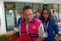 Mantan Sekda NTB Rosiady Husaenie Sayuti ditahan Kejati NTB terkait korupsi NCC. Foto: (ROSYID/RADAR LOMBOK)