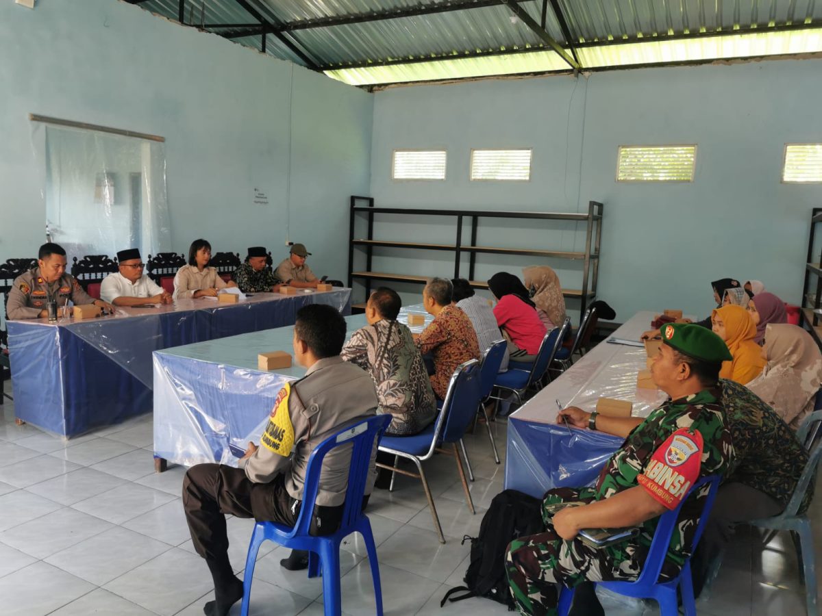 Kapolsek Lingsar Polresta Mataram Iptu Ida Bagus Suwendara SH., menghadiri Rapat Tehnis Pendistribusian MBG di Gedung Dapur Umum Desa Batu Kumbung, Kecamatan Lingsar, Sabtu (15/02/2025).
