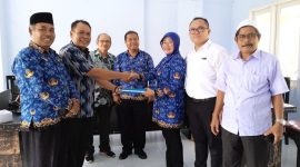 SIMBOLIS: Munawir Haris selaku pengarah dalam kepanitiaan di dampingi Plt Kadispora Lombok Barat Suparlan dan sekretaris KONI Lombok Barat Baharudin serta anggota panitia lainnya menyerahkan berkas kepada ketua panitia sebagai bentuk kesiapan panitia Musorkab KONI Lombok Barat tahun 2025. Foto )Doc.Istimewa).