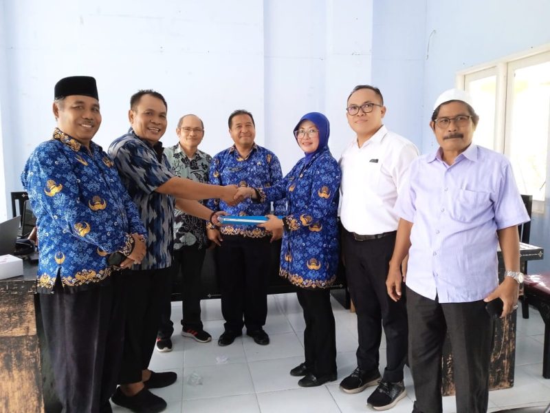 SIMBOLIS: Munawir Haris selaku pengarah dalam kepanitiaan di dampingi Plt Kadispora Lombok Barat Suparlan dan sekretaris KONI Lombok Barat Baharudin serta anggota panitia lainnya menyerahkan berkas kepada ketua panitia sebagai bentuk kesiapan panitia Musorkab KONI Lombok Barat tahun 2025. Foto )Doc.Istimewa).