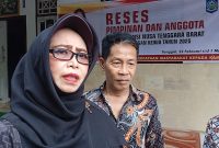 Anggota DPRD Provinsi Nusa Tenggara Barat Hj. Nanik Suryatiningsih didampingi Kepala Desa Bagik Polak, Amir Amraen Putra saat melakukan Reses. Foto (Abdi/GONTB)